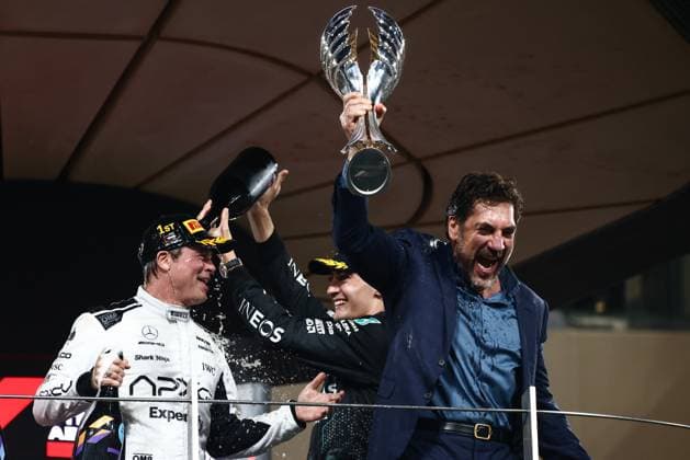 Bilder des Jahres 2024, Entertainment 12 Dezember Entertainment Themen der Woche KW49 Entertainment Bilder des Tages December 8, 2024, Abu Dhabi, United Arab Emirates: George Russell of Mercedes, actor Javier Bardem and Brad Pitt, actor playing Sonny Hayes, a driver of the fictional Apex APXGP F1 team in the upcoming F1 movie by Joseph Kosinski are filming a scene during Formula 1 Abu Dhabi Grand Prix at Yas Marina Circuit. Abu Dhabi United Arab Emirates - ZUMAz156 20241208_zip_z156_132 Copyright: xBeataxZawrzelx