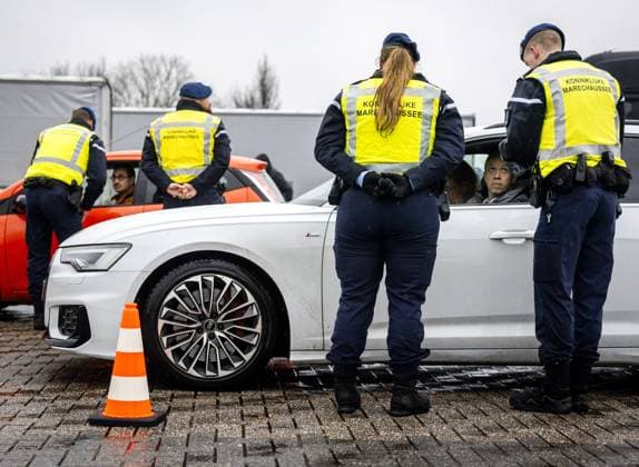 News Themen der Woche KW50 News Bilder des Tages EIJSDEN - State Police detain motorists on the first day of border controls. The Netherlands is temporarily introducing border controls at its internal borders to combat irregular migration and cross-border crime. ANP REMKO DE WAAL netherlands out - belgium out  Copyright: xx x515314776x originalFilename: 515314776.jpg