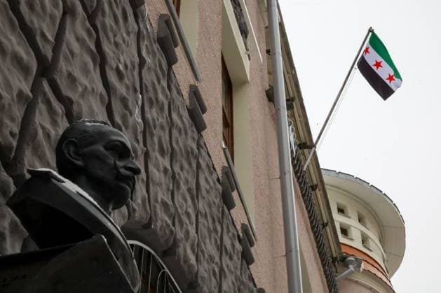 News Themen der Woche KW50 News Bilder des Tages RUSSIA, MOSCOW - DECEMBER 9, 2024: The flag of the Syrian opposition flies outside the building of the Syrian Embassy in Mansurovsky Pereulok Street. The new flag was raised early on 9 December 2024. The flag of the Syrian Arab Republic was removed after the Syrian opposition came to power. According to the Syrian embassy, it is operating as normal under the new flag. Maxim Grigoryev TASS  76680393