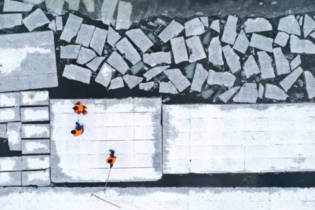 News: Bilder des Jahres 2024, News 12 Dezember News Themen der Woche KW50 News Bilder des Tages (241209) -- HARBIN, Dec. 9, 2024 -- An aerial drone photo taken on Dec. 9, 2024 shows workers collecting ice from the Songhua River in Harbin, capital of northeast China s Heilongjiang Province. As the ice collection season starts, ice cubes are being cut out and elevated from the frozen Songhua River for scenery building at tourist attractions cross the city. The most prominent one of them is the Harbin Ice-Snow World, a renowned seasonal theme park in the city that enjoys great popularity every winter. ) CHINA-HEILONGJIANG-HARBIN-ICE COLLECTION (CN) XiexJianfei 