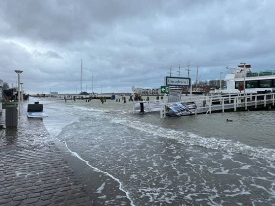 News Themen der Woche KW50 News Bilder des Tages Blick auf die Promenade Hochwasser in Travemuende, 9.Dezember 2024 Reisen, Tourismus, urlaub, Ferien, Ostsee, Travemuende, Wetter, Hochwasser Travemuende *** View of the promenade flood in Travemuende, 9 December 2024 Travel, tourism, vacation, vacations, Baltic Sea, Travemuende, weather, flood Travemuende