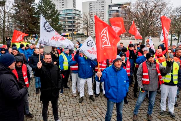 News Themen der Woche KW50 News Bilder des Tages Dresden.Autoindusdrie.VW-Krise.Vierstündiger Warnstreik beim VW-Standort Dresden - Gläserne Manufaktur. Beschäftigte an den sächsischen VW-Standorten haben für vier Stunden die Arbeit niedergelegt. Laut IG Metall legten fast 6.000 Beschäftigte die Arbeit vorübergehend nieder. In neun der zehn deutschen VW-Werke stehen die Montagebänder am Montag zeitweise still. Unter anderem auch in den sächsischen VW-Standorten. Parallel wird in Wolfsburg verhandelt. VW Standort Gläserne Manufaktur. Dresden, 09.12.2024 *** Dresden Autoindusdrie VW crisis Four-hour warning strike at VWs Dresden Gläserne Manufaktur site Employees at the VW sites in Saxony stopped work for four hours According to IG Metall, almost 6,000 employees temporarily sto Copyright: xMatthiasxWehnertx