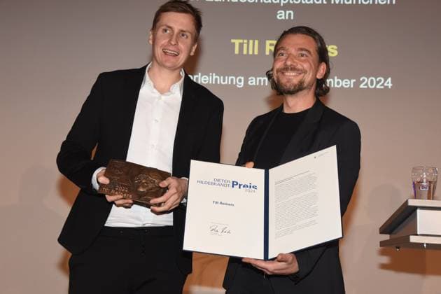 Till Reiners Cabaret artist Dieter Hildebrandt Prize Winner 2024 Marek Wiechers City Director Munich 09 12 2024 Old Town Hall Presentation of the Dieter Hildebrandt Prize 2024 to Till Reiners by City Director Marek Wiechers Laudatior Eva Schulz, Munich