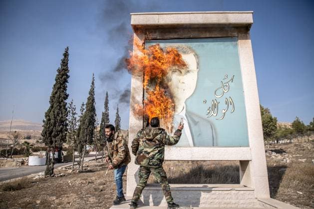 News: Bilder des Jahres 2024, News 12 Dezember News Themen der Woche KW50 Syrien, Sturz von Baschar al-Assad, Eindrücke aus der Umgebung von Damaskus Assad Syria falls in Damascus, Syria - 09 December 2024 A man burns a picture of former Syrian president Bashar al-Assad close to Syria s border with Lebanon. Rebels launched a shock offensive across Syria in late November, ousting President Bashar al-Assad and ending more than half a century of the Assad family regime. Damascus Syria Copyright: xSallyxHaydenx xSOPAxImagesx BK9B7026