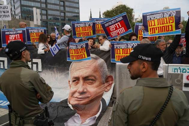 News: Bilder des Jahres 2024, News 12 Dezember News Themen der Woche KW50 News Bilder des Tages Israel, Korruptionsprozess gegen Netanjahu in Tel Aviv, Demonstration vor dem Gericht Supporters of Israeli Prime Minister Benjamin Netanyahu demonstrate outside the Tel Aviv district court where Netanyahu is testifying for the first time in the trial against him for corruption, 10 December 2024. Trial against Netanyahu for corruption !ACHTUNG: NUR REDAKTIONELLE NUTZUNG!  Copyright: xAlejandroxErnestox GRAF2151 20241210-55015463455_1