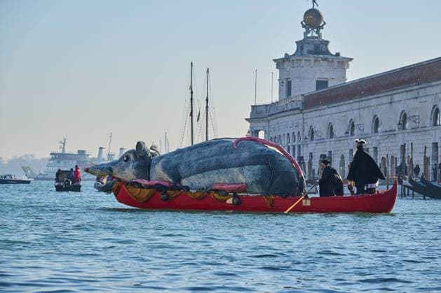 Wildes Karnevalstreiben auf dem Canal Grande mit geschmückten Booten und maskierten Menschen in Venedig, Italien, Europa Wild carnival hustle and bustle on the Canal Grande with decorated boats and masked people in Venice, Italy, Europe Copyright: imageBROKER Davidx&xMichaxSheldo iblshe11909533.jpg