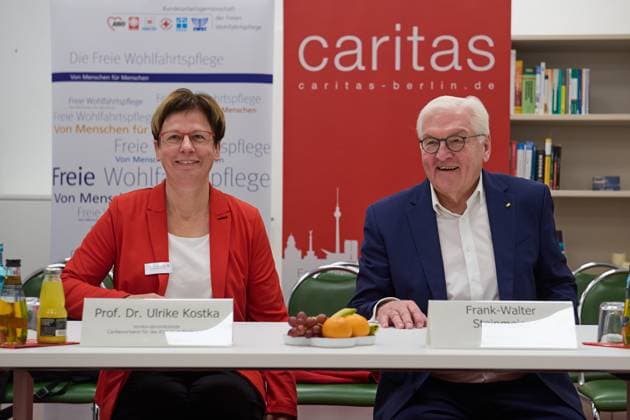 News Themen der Woche KW50 News Bilder des Tages Anlaesslich des 100-jaehrigen Bestehens der Bundesarbeitsgemeinschaft der Freien Wohlfahrtspflege (BAGFW) besuchte Bundespraesident Frank-Walter Steinmeier am Dienstag, 10.12.2024, das Haus der Caritas in der Grossen Hamburger Straße im Berliner Bezirk Mitte. Im Bild: vlnr.: Ulrike Kostka, Direktorin des Caritasverbandes fuer das Erzbistum Berlin und der Bundespraesident. (Siehe epd-Meldung vom 10.12.2024) EDITORIAL USE ONLY *** On the occasion of the 100th anniversary of the Federal Association of Independent Welfare Organizations BAGFW, Federal President Frank Walter Steinmeier visited the Caritas House in Grosse Hamburger Straße in Berlins Mitte district on Tuesday, 10 12 2024 In the picture from left Ulrike Kostka, Director of the Carit Copyright: epd-bildx xChristianxDitsch D24D1210SteinmeierCaritas104633