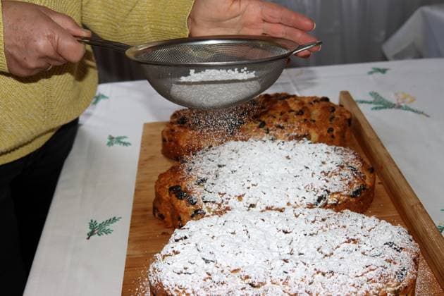 Christstollen werden mit Puderzucker bestreut *** Christmas Stollen become with Icing sugar sprinkled 1033004415