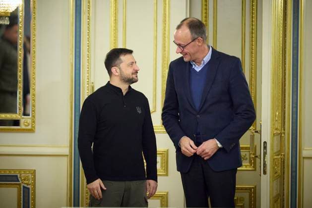 News: Bilder des Jahres 2024, News 12 Dezember News Themen der Woche KW50 December 9, 2024, Kiev, Kyiv Oblast, Ukraine: Ukrainian President Volodymyr Zelenskyy, left, welcomes German opposition leader Friedrich Merz, right, before a bilateral meeting at the Mariinskyi Palace, December 9, 2024 in Kyiv, Ukraine. Kiev Ukraine - ZUMAp138 20241209_zaa_p138_018 Copyright: xUkrainexPresidency UkrainianxPrex