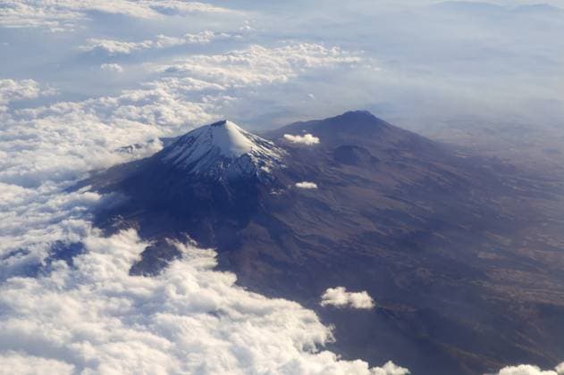 Creative Highlights World Vulkan Popocatepetl in Mexiko DF Stadt Luftaufnahme aus dem Flugzeug Popocatepetl volcano in Mexico DF city aerial view from aircraft Copyright: imageBROKER LUNAMARINA ibxtbb11885201.jpg