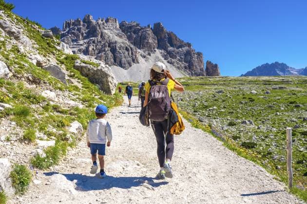 Touristen wandern an einem sonnigen Sommertag auf dem Wanderweg um die Drei Zinnen in den Dolomiten Tourists walking on a sunny summer day on the trail around tre cime di lavaredo in the dolomites Copyright: imageBROKER UnaixHuizi ibxuhu11903146.jpg ,model released, Symbolfoto ,property released