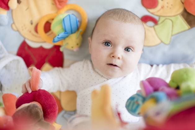 Creative Highlights Symbolfotos Baby liegt auf Spielwiese, baby in portrait Baby lying on play area, baby in portrait Copyright: imageBROKER MichaelaxBegsteiger ibxyan04081502.jpg ,model released, Symbolfoto ,property released