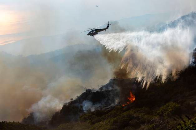 News: Bilder des Jahres 2024, News 12 Dezember News Themen der Woche KW50 News Bilder des Tages December 10, 2024, Malibu, California, USA: A Los Angeles County fire helicopter drops water on the Franklin Fire to protect houses on nearby Costa Del Sol in Malibu, Calif. Malibu USA - ZUMAc18_ 20241210_znp_c18_014 Copyright: xJillxConnellyx