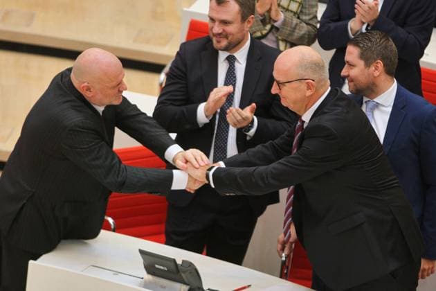 News Themen der Woche KW50 News Bilder des Tages Potsdam, Brandenburg, Deutschland, 11.12.2024: Brandenburgischer Landtag: Wahl des Ministerpräsidenten: Robert Crumbach, BSW gratuliert Dietmar Woidke, SPD, nach seiner Wiederwahl *** Potsdam, Brandenburg, Germany, 11 12 2024 Brandenburg State Parliament Election of the Minister President Robert Crumbach, BSW congratulates Dietmar Woidke, SPD, after his re-election Copyright: xdtsxNachrichtenagenturx dts_53573