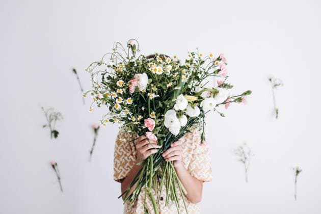 Creative Highlights Symbolfotos The boy hides behind a large bouquet of flowers Shanghai, Shanghai, China CR_ITUP241209-1598795-01 ,model released, Symbolfoto