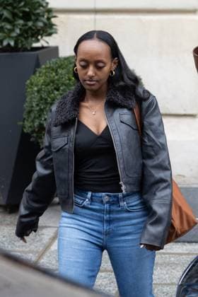 Angelina Jolie leaves her hotel with her daughter Zahara to go to the set of her latest film Stitches in Paris Angelina Jolie leaves her hotel with her daughter Zahara to go to the set of her latest film Stitches in Paris on December 11, 2024 Cyril Moreau Bestimage Angelina Jolie leaves her hotel with her daughter Zahara to go to the set of her latest film Stitches in Paris on December 11, 2024 Paris France  Copyright: xCYRILxMOREAUx xBESTIMAGExCYRILxMOREAUx xBESTIMAGEx