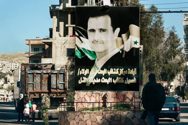 Großplakate mit dem Konterfei des Präsidenten Baschar al-Assad, Straße nach Damaskus, Syrien *** Large posters with the portrait of President Bashar al Assad, road to Damascus, Syria