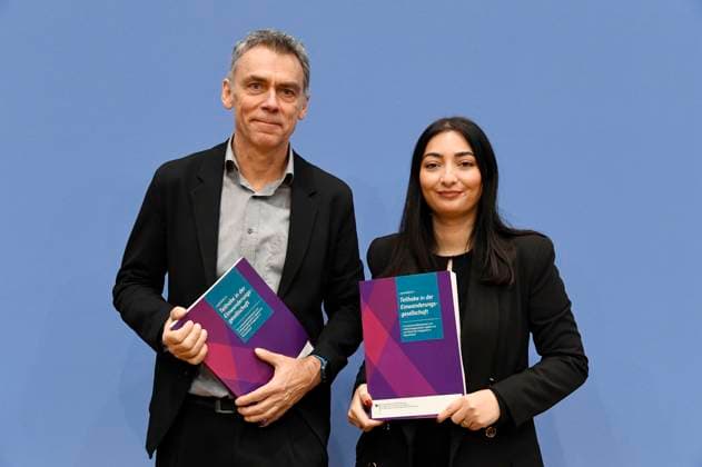 News Themen der Woche KW50 News Bilder des Tages Frank Kalter und Reem Alabali-Radovan bei der Bundespressekonferenz zum 14. Integrationsbericht - Teilhabe in der Einwanderungsgesellschaft: Ein wissenschaftsbasierter und indikatorengestützter Lagebericht zum Stand der Integration in Deutschland im Haus der Bundespressekonferenz. Berlin, 11.12.2024 *** Frank Kalter and Reem Alabali Radovan at the Federal Press Conference on the 14 Integration Report Participation in the Immigration Society A science-based and indicator-supported status report on the state of integration in Germany at the Federal Press Conference Building Berlin, 11 12 2024 Foto:xF.xKernx xFuturexImagex integrationsbericht_4202