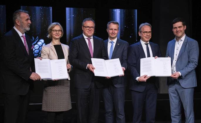 News: Bilder des Jahres 2024, News 12 Dezember News Themen der Woche KW50 News Bilder des Tages POLITIK - UNTERZEICHNUNG DES REGIERUNGSVERTRAGES VON CDU, BSW UND SPD ** NUR FÜR REDAKTIONELLE ZWECKE ** EDITORIAL USE ONLY **<p>11 12 2024-Erfurt: Unterzeichnung des Regierungsvertrages von CDU, BSW und SPD in der Zentralheize im Foto: v.l. Steffen Schütz (BSW), Katja Wolf (BSW), Mario Voigt (CDU), Andreas Bühl (CDU), Georg Maier (SPD), Lutz Liebscher (SPD) präsentieren den unterschriebenen Vertrag. ( Deutschland Thueringen Erfurt Copyright: SaschaxFromm *** POLITICS SIGNING OF THE GOVERNMENT AGREEMENT OF CDU, BSW AND SPD FOR EDITORIAL PURPOSES ONLY EDITORIAL USE ONLY p 11 12 2024 Erfurt Signing of the government agreement of CDU, BSW and SPD in the Zentralheize in the photo from l Steffen Schütz BSW , Katja Wolf BSW , Ma Copyright: SaschaxFromm doc7yfq4dtzunlrf9znm1c ,EDITORIAL USE ONLY