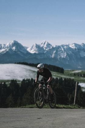 Rennrad Fahrer im Frühling in der Nähe von Halblech im Allgäu vor malerischer Kulisser der Alpen, Bayern, Deutschland, Europa Road bike rider in spring near Halblech in the Allgäu in front of a picturesque backdrop of the Alps, Bavaria, Germany, Europe Copyright: imageBROKER ChristianxFrumolt ibxcfr11915954.jpg ,model released, Symbolfoto ,property released