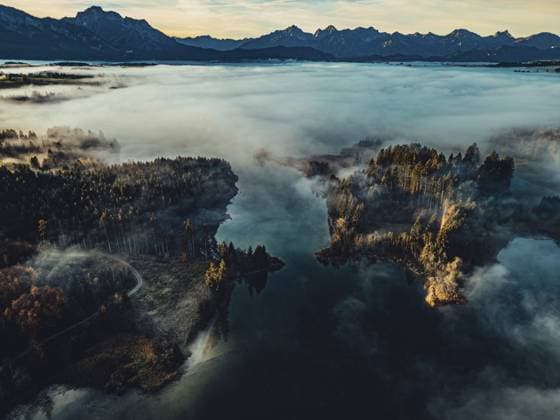 Herbstlicher Sonnenaufgang im Voralpenland mit Nebel am Illasbergsee und Forggensee bei Halblech im Allgäu, Bayern, Deutschland, Europa Autumn sunrise in the foothills of the Alps with fog at Illasbergsee and Forggensee near Halblech in Allgäu, Bavaria, Germany, Europe Copyright: imageBROKER ChristianxFrumolt ibxcfr11913940.jpg
