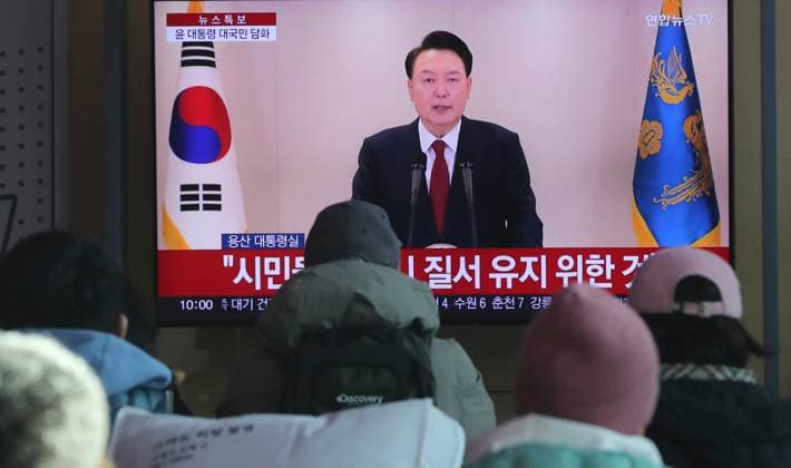 News Themen der Woche KW50 (241212) -- SEOUL, Dec. 12, 2024 -- People watch a televised address by South Korean President Yoon Suk-yeol at Seoul Railway Station in Seoul, South Korea, Dec. 12, 2024. Yoon on Thursday defended his move to impose a short-lived martial law and showed no will to step down in a televised address to the nation. ) (SpotNews)SOUTH KOREA-SEOUL-PRESIDENT-YOON SUK-YEOL-TELEVISED ADDRESS YaoxQilin 