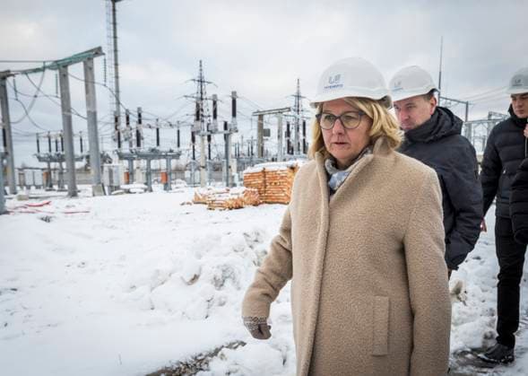 News Themen der Woche KW50 News Bilder des Tages Svenja Schulze (SPD), Bundesministerin fuer wirtschaftliche Zusammenarbeit und Entwicklung, aufgenommen im Rahmen ihrer Reise in die Ukraine. Hier besichtigt Schulze mit Oleksiy Brecht, Interimsgeschaeftsfuehrer von Ukrenergo, ein Umspannwerk von Ukrenergo noerdlich von Kiew, das haeufig von Russland angegriffen wurde. Fotografiert im Auftrag des Bundesentwicklungsministeriums Kiew Ukraine *** Svenja Schulze SPD , Federal Minister for Economic Cooperation and Development, photographed during her trip to Ukraine Here Schulze and Oleksiy Brecht, interim managing director of Ukrenergo, visit a Ukrenergo substation north of Kiev, which was frequently attacked by Russia Photographed on behalf of the Federal Ministry for Economic Cooperation a Copyright: xThomasxKoehler BMZx