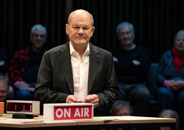 News Themen der Woche KW50 News Bilder des Tages Politik, Live-Radioshow mit Olaf Scholz in Berlin 12.12.2024, xdanx, Politik,Live-Radioshow mit Olaf Scholz in Berlin, v.l. Olaf Scholz in der Studio 9 Live-Radioshow von Deutschlandfunk Kultur im Humboldt Forum. Berlin Humboldt Forum Berlin Deutschland (DE) *** Politics, Live radio show with Olaf Scholz in Berlin 12 12 2024, xdanx, Politics,Live radio show with Olaf Scholz in Berlin, v l Olaf Scholz in the Studio 9 Live radio show by Deutschlandfunk Kultur at the Humboldt Forum Berlin Humboldt Forum Berlin Germany EN Copyright: xDanielxLakomskix