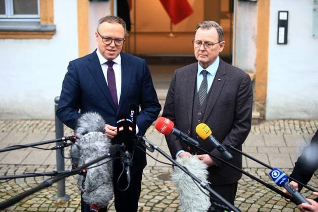 News: Bilder des Jahres 2024, News 12 Dezember News Themen der Woche KW50 News Bilder des Tages Bodo Ramelow über Amtgeschäfte an neuen Ministerpräsident Mario Voigt Erfurt, 12.12.2024 Nach der Wahl des neuen Ministerpräsident Mario Voigt (li) übergibt Bodo Ramelow (re), Ministerprässident a.D. die Amtgeschaäfte in der Thüringer Staatskanzlei Thüringen Germany *** Bodo Ramelow hands over official duties to new Minister President Mario Voigt Erfurt, 12 12 2024 Following the election of the new Minister President Mario Voigt li, Bodo Ramelow re , Minister President a D hands over official duties in the Thuringian State Chancellery Thuringia Germany Copyright: xx
