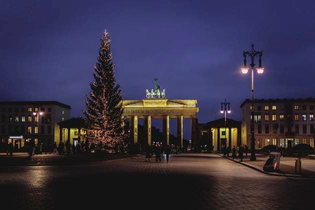 News: Bilder des Jahres 2024, News 12 Dezember News Themen der Woche KW50 News Bilder des Tages Weihnachtsbaum vor dem Brandenburger Tor, aufgenommen in Berlin, 12.12.2024. Berlin Deutschland *** Christmas tree in front of the Brandenburg Gate, taken in Berlin, 12 12 2024 Berlin Germany Copyright: xFlorianxGaertnerx