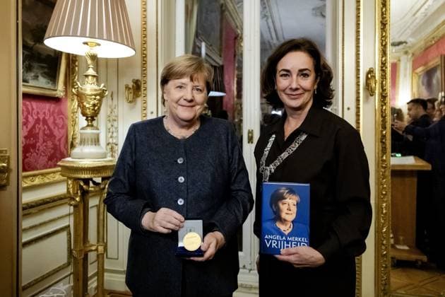 News: Bilder des Jahres 2024, News 12 Dezember News Themen der Woche KW50 AMSTERDAM - Former Chancellor Angela Merkel (l) receives the Gold Medal from the hands of Mayor Femke Halsema during a reception at the mayor s official residence. Nelson Mandela (1999) and Winston Churchill (1946), among others, previously received the Gold Medal. Merkel was Chancellor for the Christian Democratic CDU for 16 years and is visiting the Netherlands as a result of her memoir, Freedom. ANP ROBIN VAN LONKHUIJSEN netherlands out - belgium out  Copyright: xx x515545292x originalFilename: 515545292.jpg