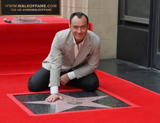 Bilder des Jahres 2024, Entertainment 12 Dezember Entertainment Themen der Woche KW50 Entertainment Bilder des Tages Actor Jude Law savors the moment during an unveiling ceremony honoring him with the 2,798th star on the Hollywood Walk of Fame in Los Angeles on Thursday, December 12, 2024.  LAP2024121212 JIMxRUYMEN