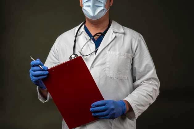 Arzt mit Arztkittel in einem Krankenhaus doctor with doctor s coat and a stethoscope in a hospital ,model released, Symbolfoto Copyright: xZoonar.com OLIVERxNOWAKx 21840244 ,model released, Symbolfoto ,property released