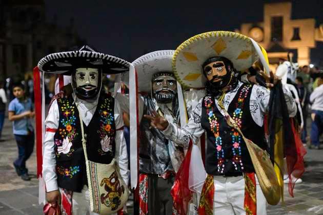 News Bilder des Tages December 13, 2024: Mexico City, Mexico. To celebrate the day of the Virgin of Guadalupe, some indigenous peoples dance their traditional dances as an offering in the capital s basilica. - ZUMAl178 20241213_znp_l178_015 Copyright: xCristianxLeyvax