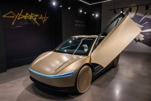 News Themen der Woche KW50 News Bilder des Tages STOCKHOLM 20241213 Teslas autonoma robottaxi Cybercab visas i Stockholm. Cybercab är en tvasitsig bil utan ratt eller pedaler och kommer att lanseras 2027. Tanken är att den ska kunna beställas via Tesla-appen och fungera som en taxi utan förare. STOCKHOLM SVERIGE x10030x *** STOCKHOLM 20241213 Teslas autonomous robot taxi Cybercab on display in Stockholm Cybercab is a two-seater car without a steering wheel or pedals and will be launched in 2027 The idea is that it can be ordered via the Tesla app and function as a taxi without a driver STOCKHOLM SWEDEN x10030x  Copyright: xJonasxEkströmer TTx TESLA CYBERCAB onXJMoTqsFk