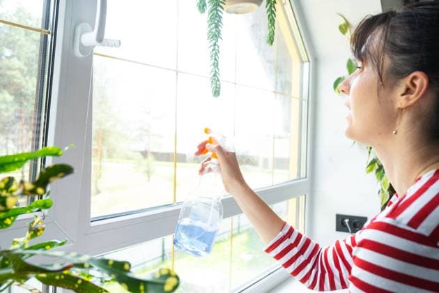 IMAGO Creative, Frühling, Frühjahrsputz Frau wäscht manuell das Fenster des Hauses mit Lappen Reiniger und Wischmopp im Inneren mit Heimpflanzen auf Fensterbank mit Dachboden. Wiederherstellung der Ordnung und Sauberkeit im Frühjahr, Reinigungsservice Woman manually washes the window of the house with rag cleaner and mop inside the interior with home plants on windowsill with attic. Restoring order and cleanliness in the spring, cleaning servise ,model released, Symbolfoto Copyright: xZoonar.com OlgaxSimonovax 22345450 ,model released, Symbolfoto ,property released