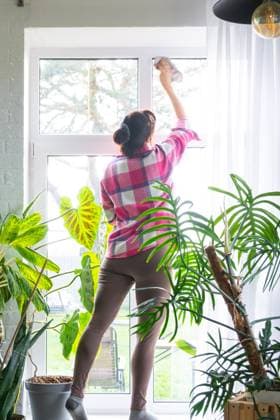 IMAGO Creative, Frühling, Frühjahrsputz Frau wäscht manuell das Fenster des Hauses mit Lappen Reiniger und Wischmopp in den Innenraum mit weißen Vorhängen und Heimpflanzen. Wiederherstellung der Ordnung und Sauberkeit im Frühjahr, Reinigungsservice Woman manually washes the window of the house with rag cleaner and mop inside the interior with white curtains and home plants. Restoring order and cleanliness in the spring, cleaning servise ,model released, Symbolfoto Copyright: xZoonar.com OlgaxSimonovax 22345617 ,model released, Symbolfoto ,property released
