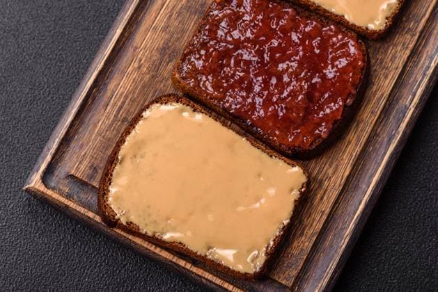 Sandwiches mit Toastbrot, Erdnussbutter und Himbeer- oder Erdbeermarmelade Sandwiches with toast bread, peanut butter and raspberry or strawberry jam. Hearty, nutritious breakfast Copyright: xZoonar.com TetianaxChernykovax 22349962