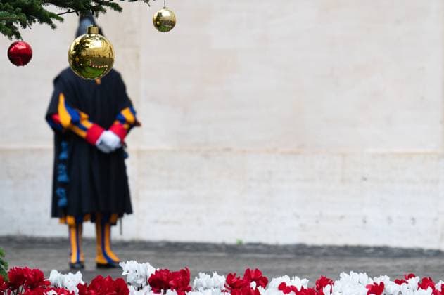 News Themen der Woche KW50 Lebanon s Prime Minister Najib Mikati Arrives In Vatican A member of the Swiss Guard walks across the San Damaso courtyard during the arrival of Lebanon s Prime Minister Najib Mikati in Vatican City. Vatican City Vatican  Copyright: xMassimoxValicchiax originalFilename: valicchia-notitle241213_np2zS.jpg