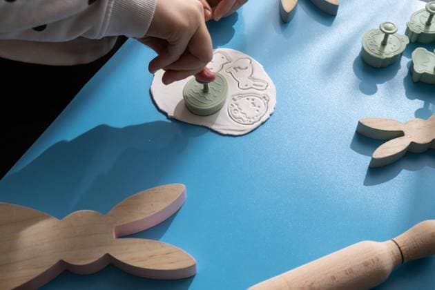 Workshop Schneidefiguren Unerkennbar Künstler do it yourself lufttrockene Ton Handwerk für Ostern Urlaub. Dekoration Geschenkidee Handmade Kinder Handwerk. Schritt für Schritt Anleitung zum Bemalen, Pressen von Figuren Workshop cutting figures Unrecognizable artist do it yourself air dry clay crafts for Easter holiday. Decoration gift idea Handmade children craft. Step by step instruction of painting, pressing figures on blue background Copyright: xZoonar.com AnastasiiaxYanishevskax 22355583