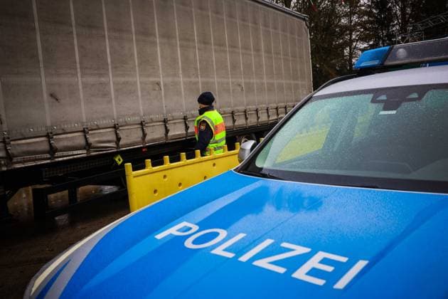 13 12 2024, Pocking, GER, Unterwegs in Bayern, Themenbild, Symbolbild, Verschiedene Themenbilder, Device measures heart rates in a truck and can immediately find out if people are in a truck or in a truck semi-trailer, New measuring device of the GPI Passau, in the picture border controls of the PI Passau, Passau, police, A3,