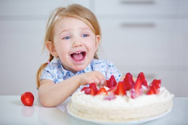 Kind feiert Geburtstag mit einem frischen Erdbeerkuchen ,model released, Symbolfoto ,property released  Copyright: xZoonar.com RobertxKneschkex 15207503 ,model released, Symbolfoto ,property released