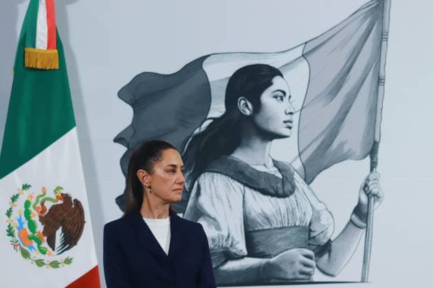 News Bilder des Tages Mexico™s President Claudia Sheinbaum Briefing Conference Mexico s President Claudia Sheinbaum, speaking during a briefing conference about the reform against vapers and the integral project for the renovation of arts and cultural education schools, at the National Palace. on December 13, 2024 in Mexico City, Mexico. Mexico City CDMX Mexico Copyright: xCarlosxSantiagox