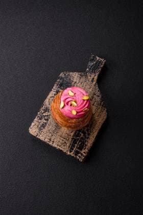 Süßer Craffin oder Panettone garniert mit Himbeer- und Pistaziencreme Süßer Craffin oder Panettone garniert mit Himbeer- und Pistaziencreme Copyright: xZoonar.com TetianaxChernykovax 22378715