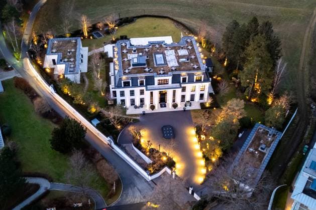 Innsbruck THEMENBILD - Außenansicht zur blauen Stunde der von Signa-Gründer Rene Benko privat genutzten Villa N in Innsbruck, aufgenommen am Freitag, 06. Dezember 2024. Das ehemalige Schlosshotel Igls wurde 2016 von der Gesellschaft Schlosshotel Igls gekauft, die großteils Benkos Laura-Privatstiftung gehört. Das Hotel wurde abgerissen und auf dem mehrere tausend Quadratmeter großen Areal ein Luxusanwesen errichtet. Aus dem im September 2024 geschlossenen Mietvertrag geht hervor dass Benkos Mutter mehr als 235.000 Euro Miete monatlich für die Benko-Villa zahlt und ihren Sohn und seine Familie darin gratis wohnen lässt Exterior view at blue hour of Villa N in Innsbruck, privately used by Signa founder Rene Benko, taken on Friday,  EP_gro