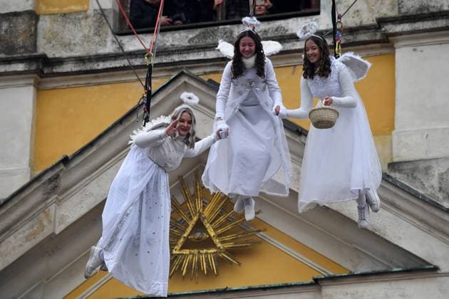 News Themen der Woche KW50 News Bilder des Tages Tschechien, Engel schweben vom Turm der Kirche St. Peter und Paul in Ustek December 14, 2024, Ustek, Czech Republic: Angels descend from the church tower in a traditional advent custom during a Christmas market. The 22nd Festival of Angels during Advent 2024 with flying Angels from the tower of the Church of St. Peter and St. Paul takes place in Ustek (70 kilometers north of Prague)...Advent is a season observed in many Western Christian churches as a time of expectant waiting and preparation for the celebration of the Nativity of Jesus at Christmas. The term is a version of the Latin word meaning coming Ustek Czech Republic - ZUMAr156 20241214_aap_r156_003 Copyright: xSlavekxRutax