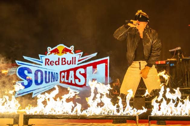 Entertainment Themen der Woche KW50 13.12.2024, xkkux, Düsseldorf, Red Bull Soundclash, PSD Bank Dome, Konzert von Ski Aggu und 01099 gegen Summer Cem und KC Rebell, Im Bild Feuershow Performance von Ski Aggu NRW Deutschland *** 13 12 2024, xkkux, Düsseldorf, Red Bull Soundclash, PSD Bank Dome, concert by Ski Aggu and 01099 against Summer Cem and KC Rebell, in the picture fire show performance by Ski Aggu NRW Germany