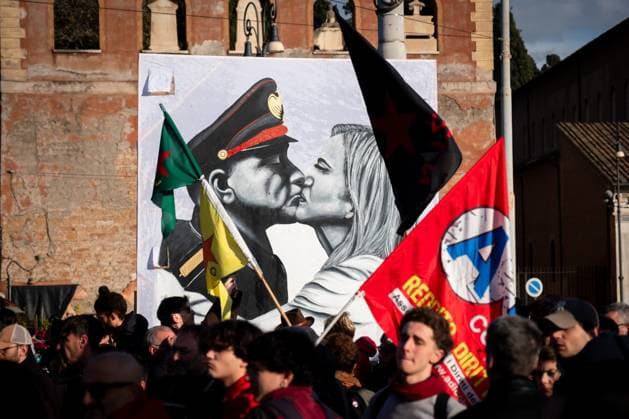 News: Bilder des Jahres 2024, News 12 Dezember News Themen der Woche KW50 News Bilder des Tages December 14, 2024, Rome, Italy: A billboard shows a kiss between Meloni (Italian Prime Minister) and Mussolini. Thousands join the march to protest against the 1660 bill. The new law toughens the penalties for street demonstrations, road blockade, pacific protests, resistance to a public official and introduces the crime of revolt in a penitentiary institution. Rome Italy - ZUMAg256 20241214_znp_g256_059 Copyright: xMarcoxDixGianvitox