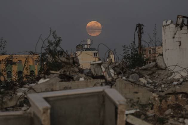 News Themen der Woche KW50 News Bilder des Tages A full moon rises over destroyed buildings in the Zawaida eara in the central of Gaza Strip early A full moon rises over destroyed buildings in the Zawaida eara in the central of Gaza Strip early on December 15, 2024. Photo by Ali Hamad apaimages Zawaida Gaza Strip Palestinian Territory 151224_Zawaida_AH_00(9) Copyright: xapaimagesxAlixHamad xapaimagesx