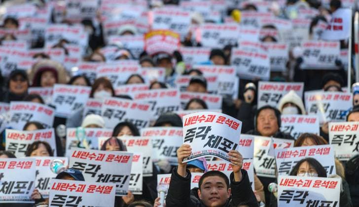 News Themen der Woche KW50 News Bilder des Tages December 15, 2024, Seoul, South Korea: Protesters hold immediate arrest placards during a rally calling on the Constitutional Court to dismiss the South Korean President Yoon Suk Yeol. Seoul South Korea - ZUMAs197 20241215_aaa_s197_177 Copyright: xKimxJae-Hwanx